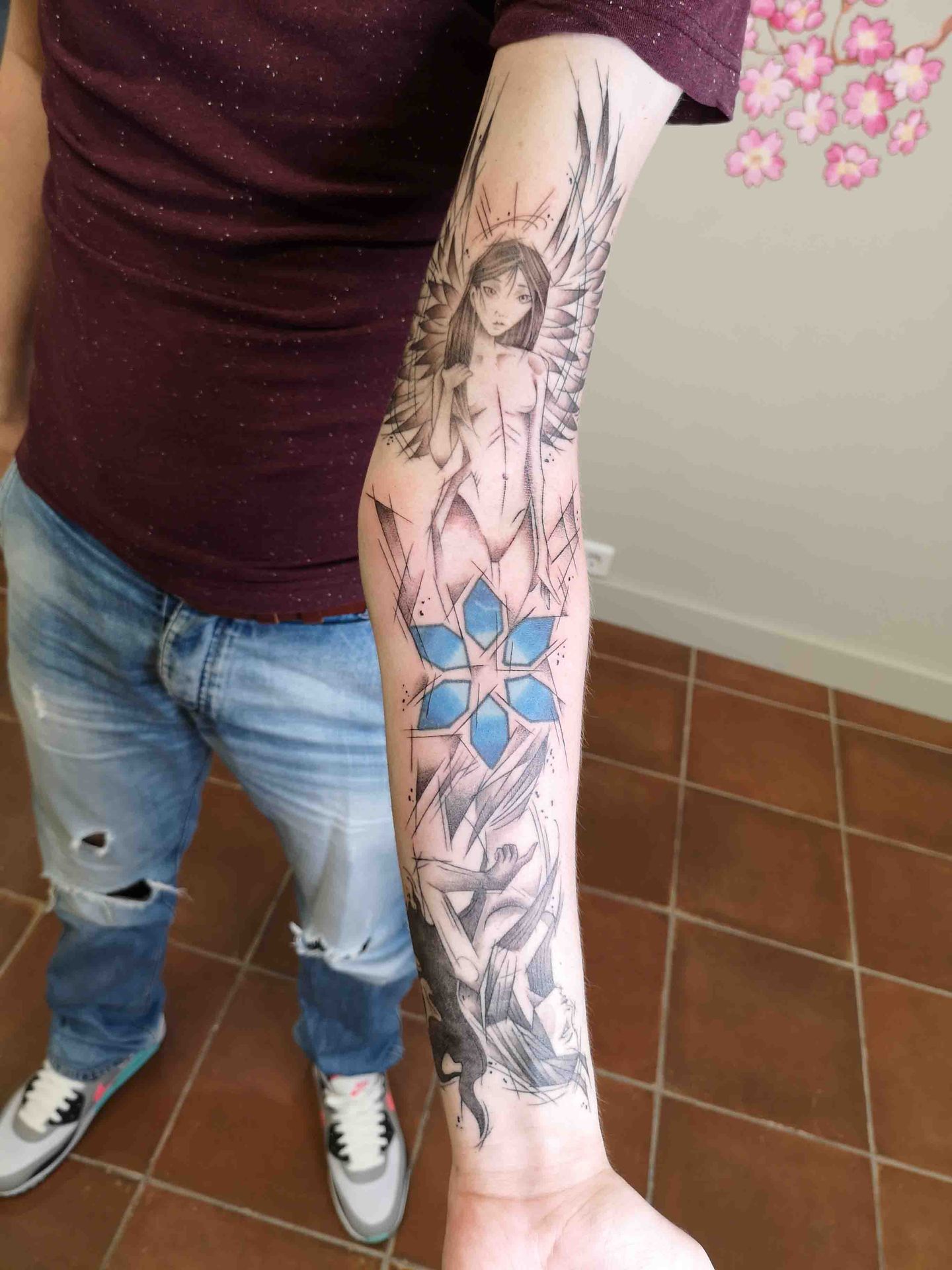 Hele mouw met een gevleugelde vrouwenfiguur en een blauwe bloem