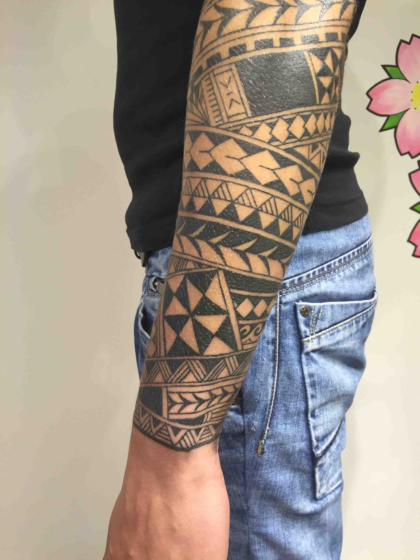 Zwarte maori-mouw van schouder tot pols