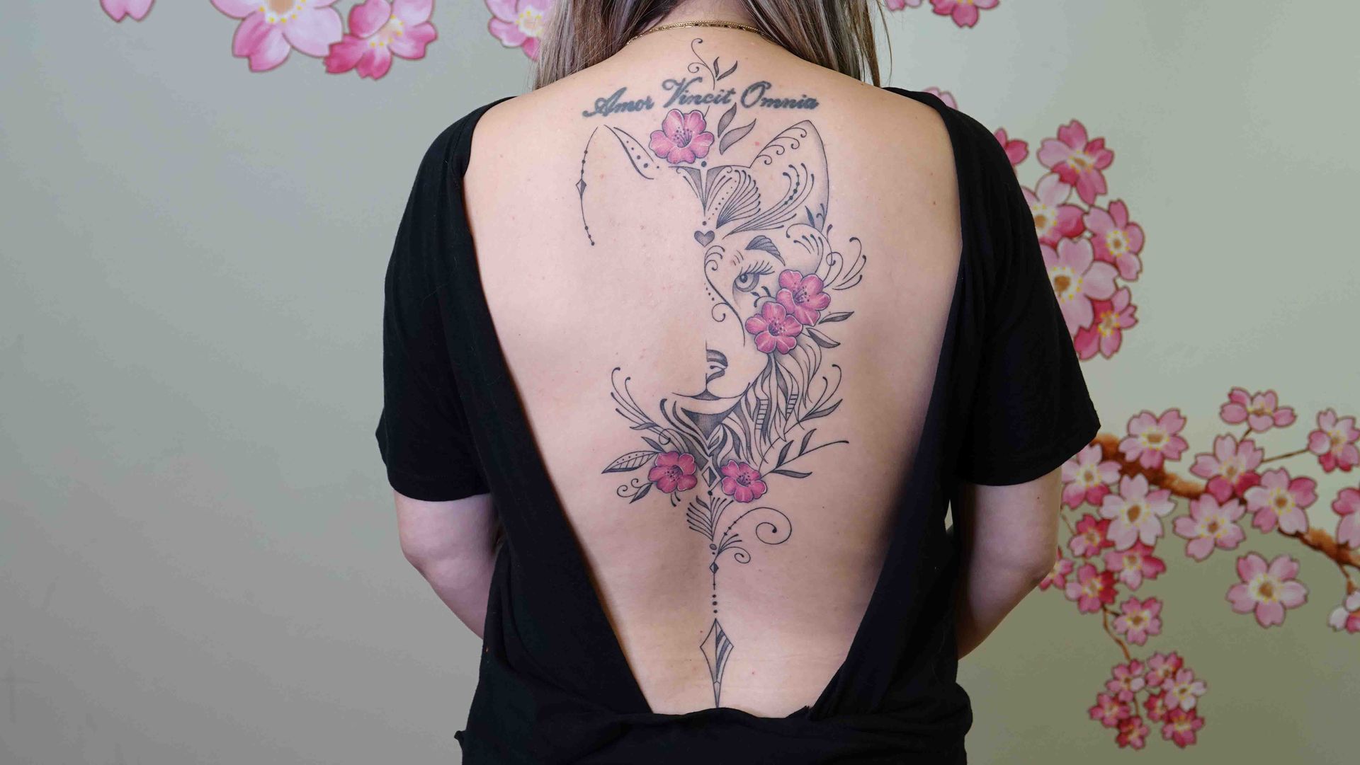 Bloemen over schouder en rug, met een regel tekst erboven