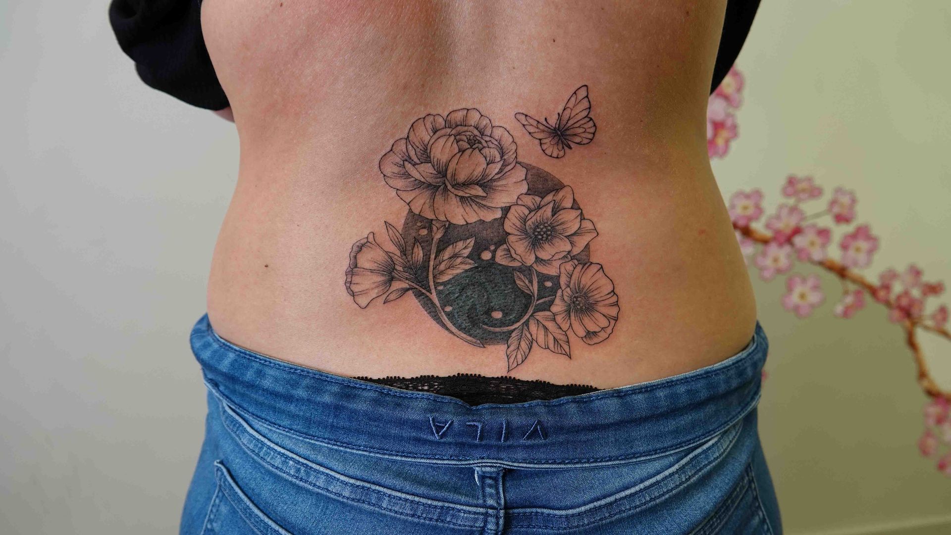 Bloemen met vlinders op de onderrug