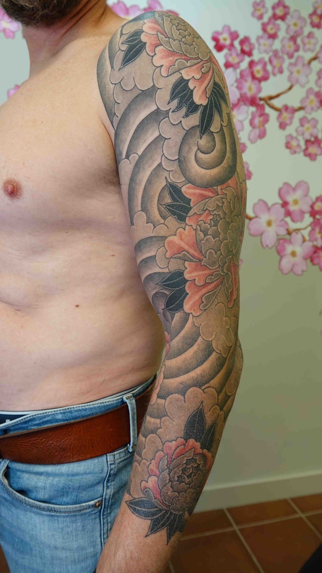 Japanse kleurenmouw met golven en bloemen over een hele arm