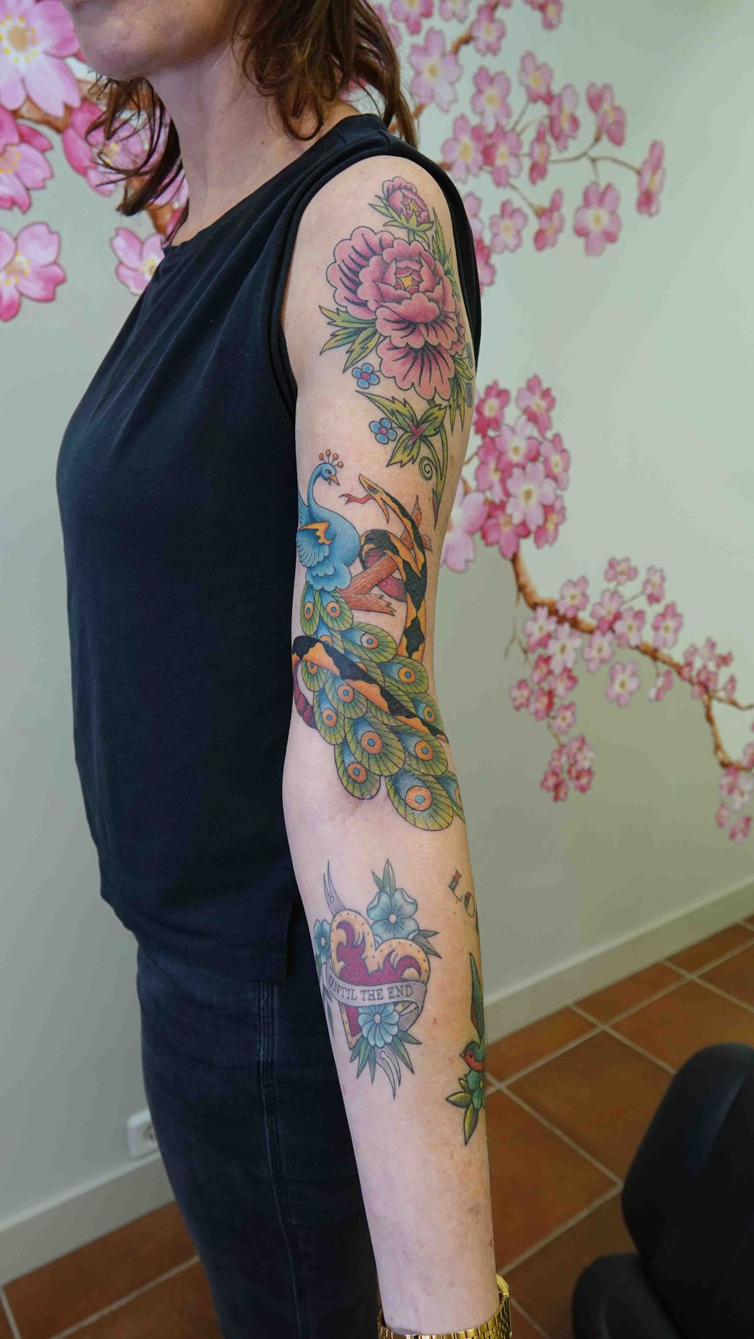 Kleurrijke bloemenmouw over een hele arm