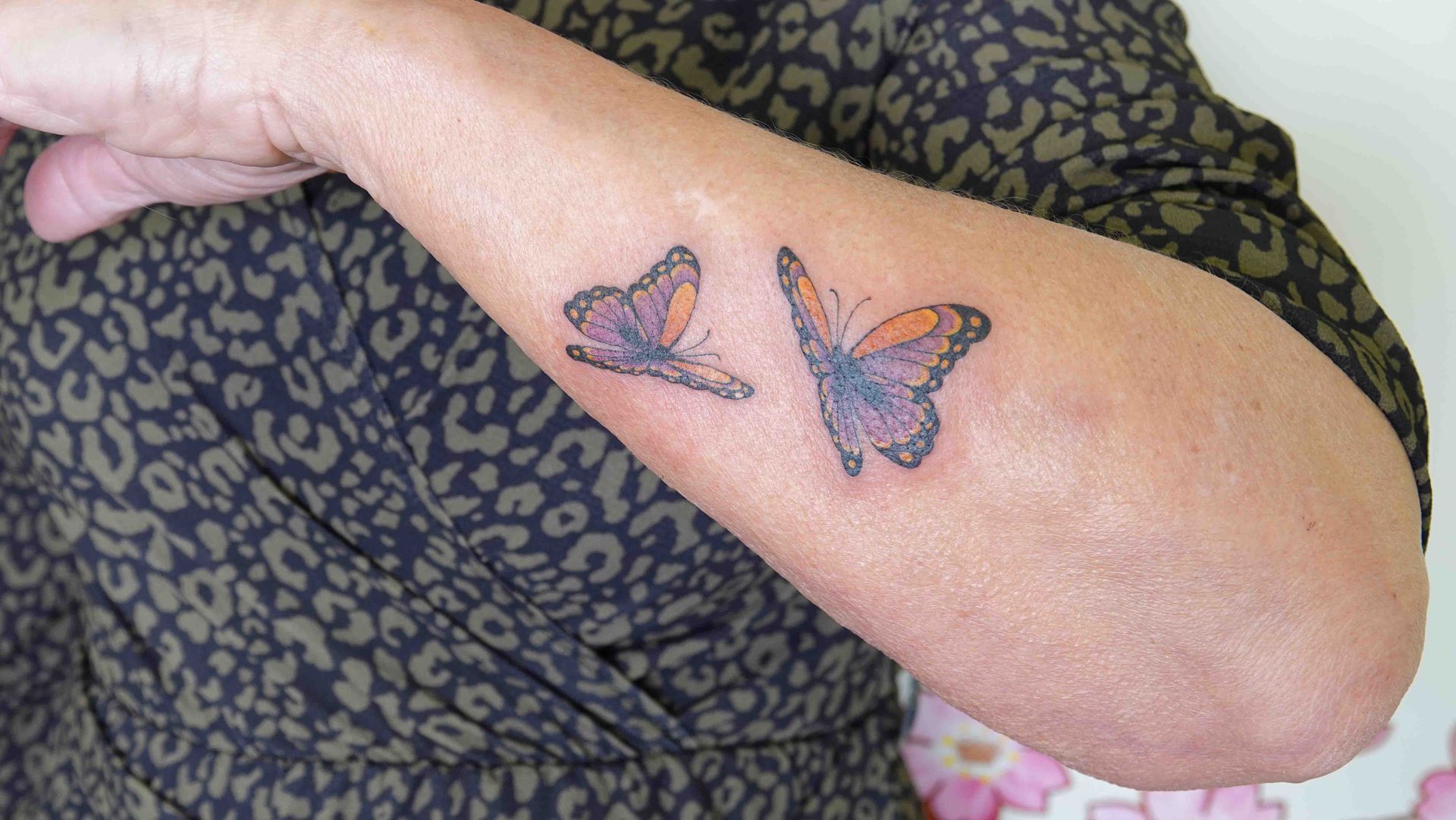 Twee vlinders op een onderarm