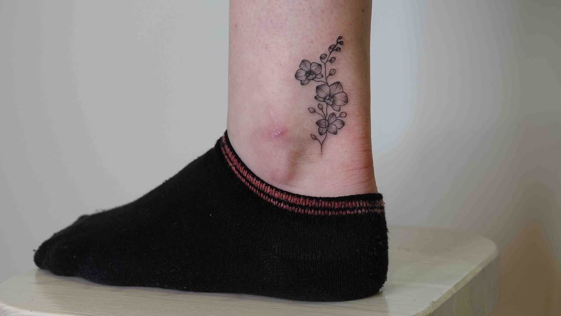 Kleine bloemen op een enkel