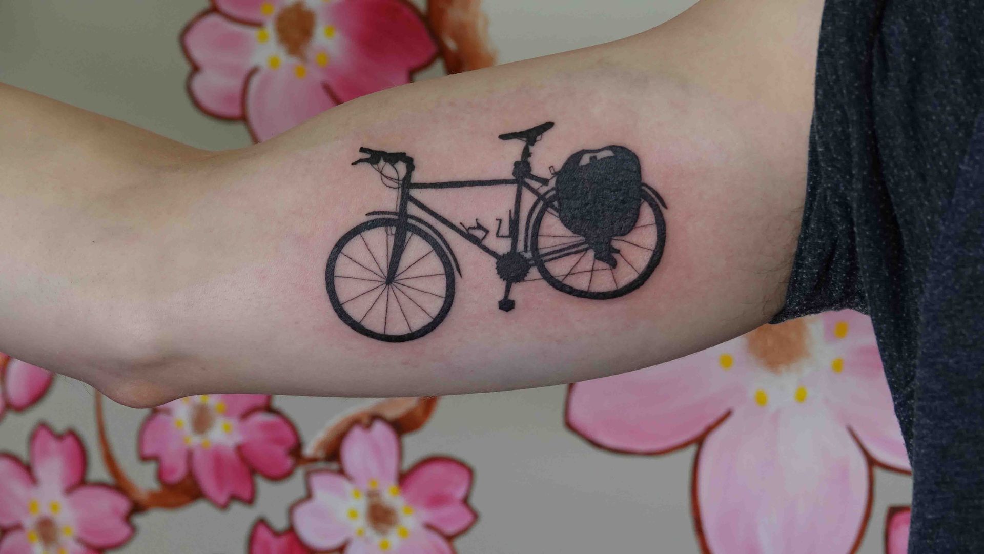 Zwart silhouet van een fiets op een bovenarm
