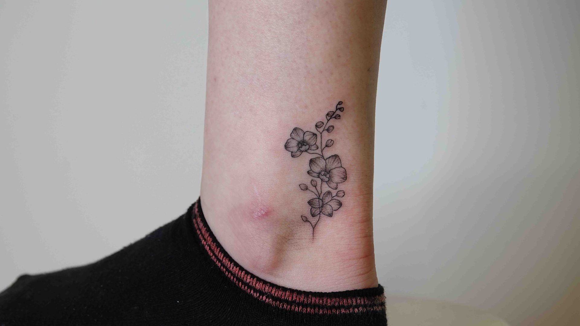 Kleine bloemen in de nek