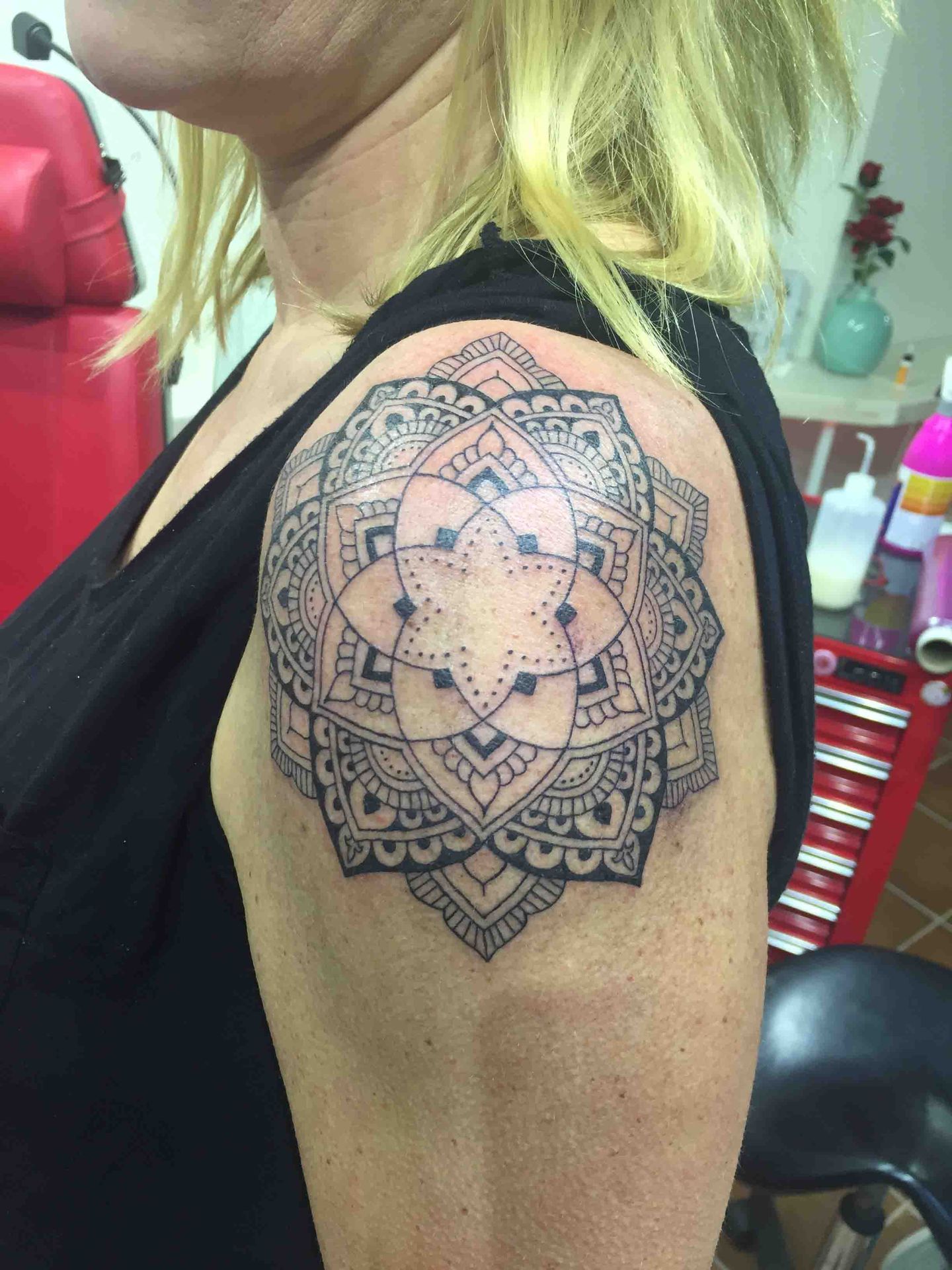 Grote mandala op een schouder