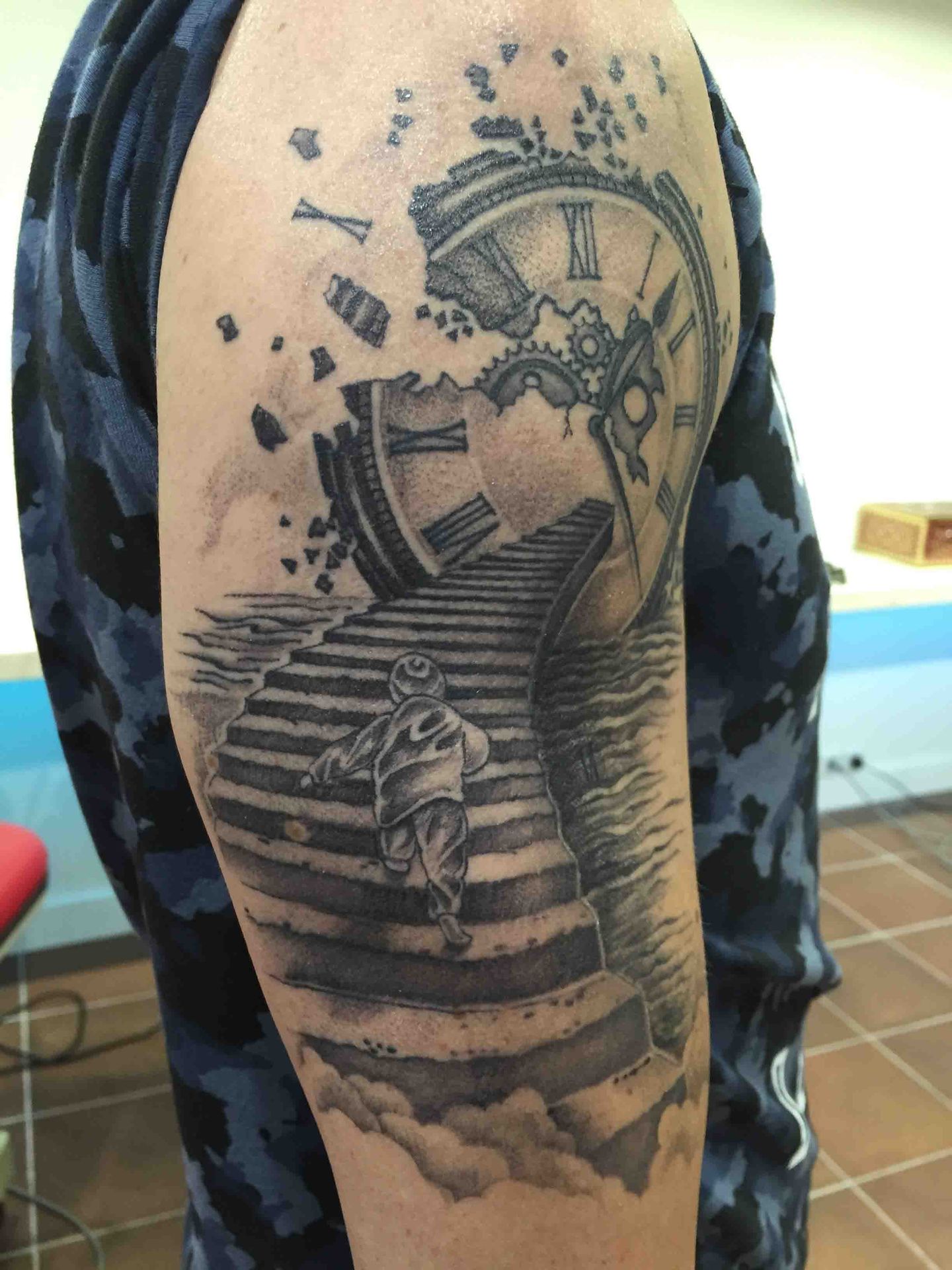 Trap die omhoog loopt naar een gebarsten klok met radertjes, met een klimmende figuur en wolken eronder