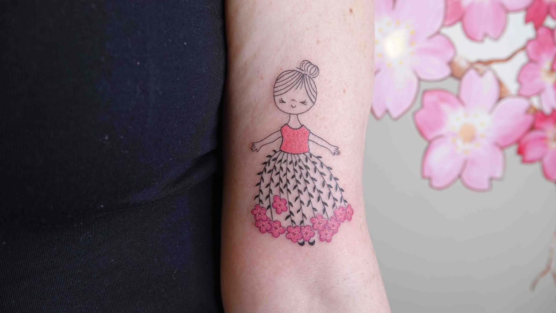 Meisje in een tutu met roze bloemen, in fijne lijnen op een bovenarm